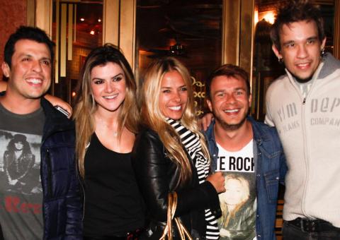 Adriane Galisteu e Mirella Santos vão a aniversário de cabeleireiro